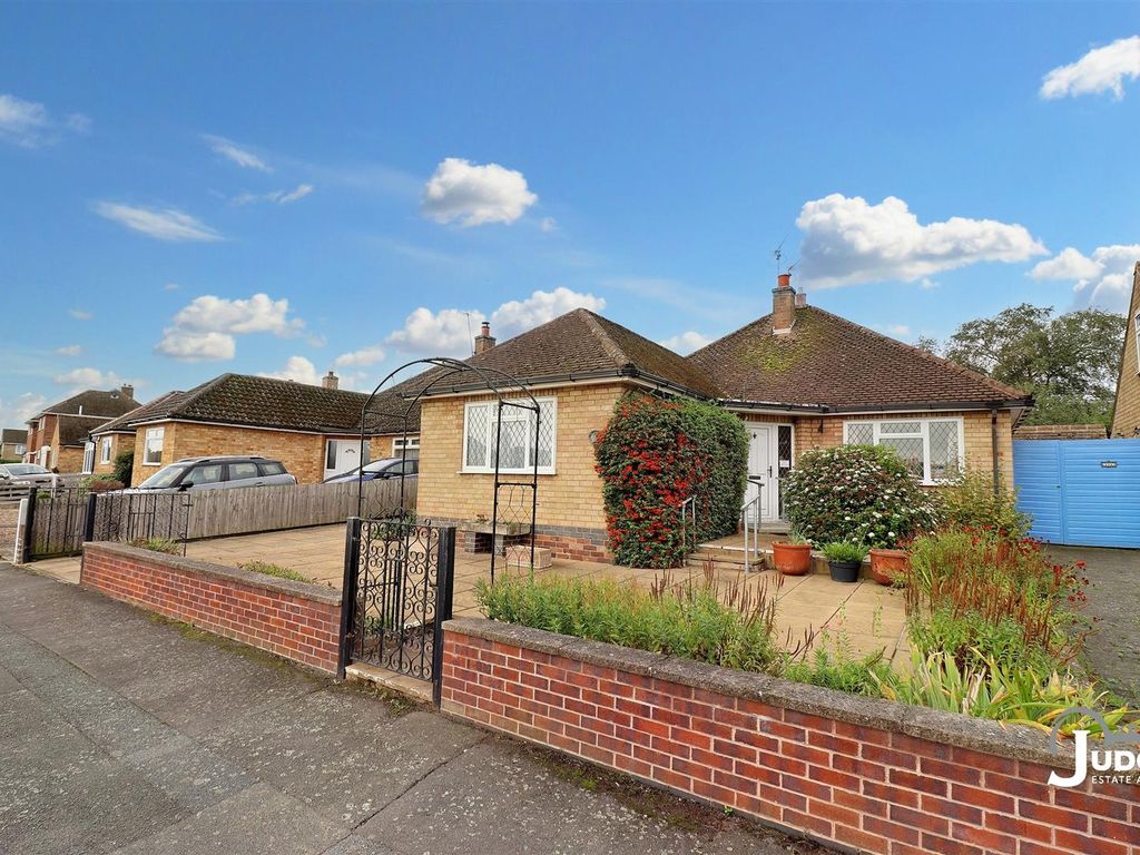 2 bed detached bungalow for sale in Ambergate Drive, Birstall, Leicester LE4, £295,000