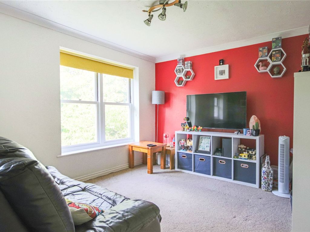2 bed flat for sale in Warren Down, Bracknell, Berkshire RG42, £200,000