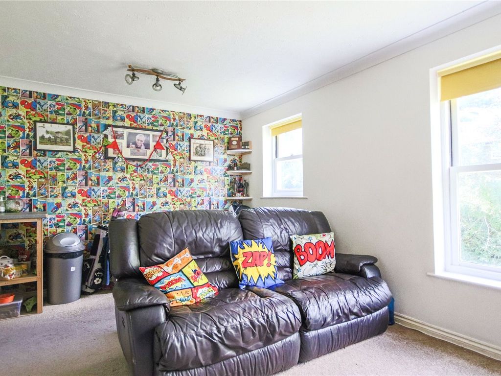 2 bed flat for sale in Warren Down, Bracknell, Berkshire RG42, £200,000