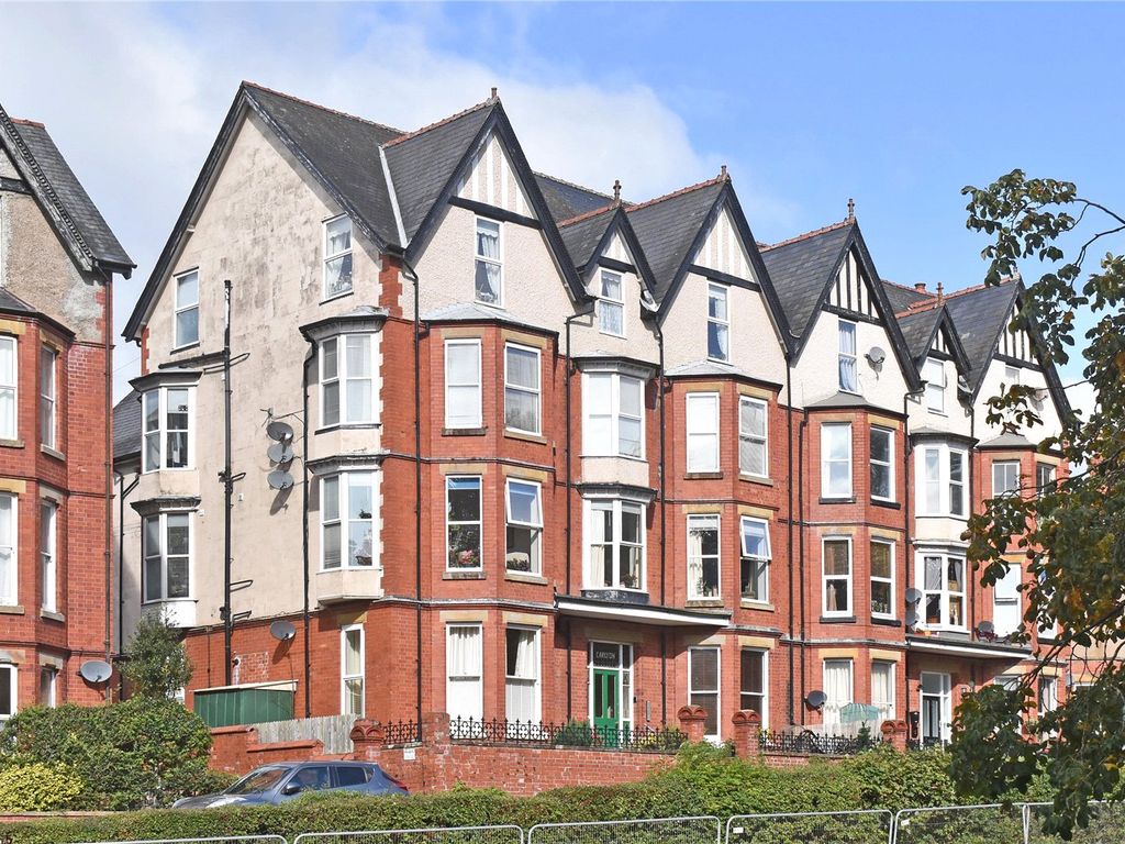 3 bed flat for sale in Carlyon, Temple Drive, Llandrindod Wells, Powys LD1, £110,000