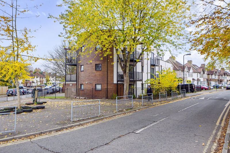 1 bed flat for sale in Buckingham Road, Canons Park, Edgware HA8, £260,000