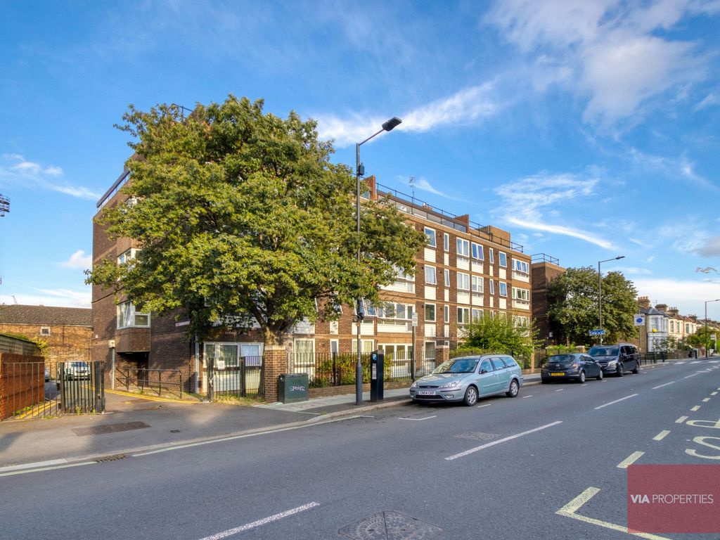 1 bed flat for sale in Lugard House, Bloemfontein Road, London W12, £295,000