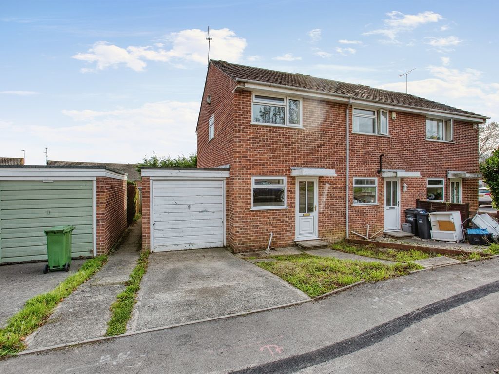 2 bed end terrace house for sale in Cavalier Close, Yeovil BA21, £150,000