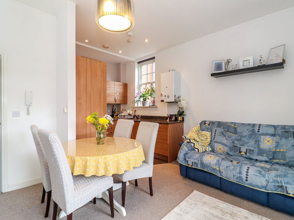 2 bed flat for sale in Bridge Road, Hunton Bridge, Kings Langley WD4, £325,000