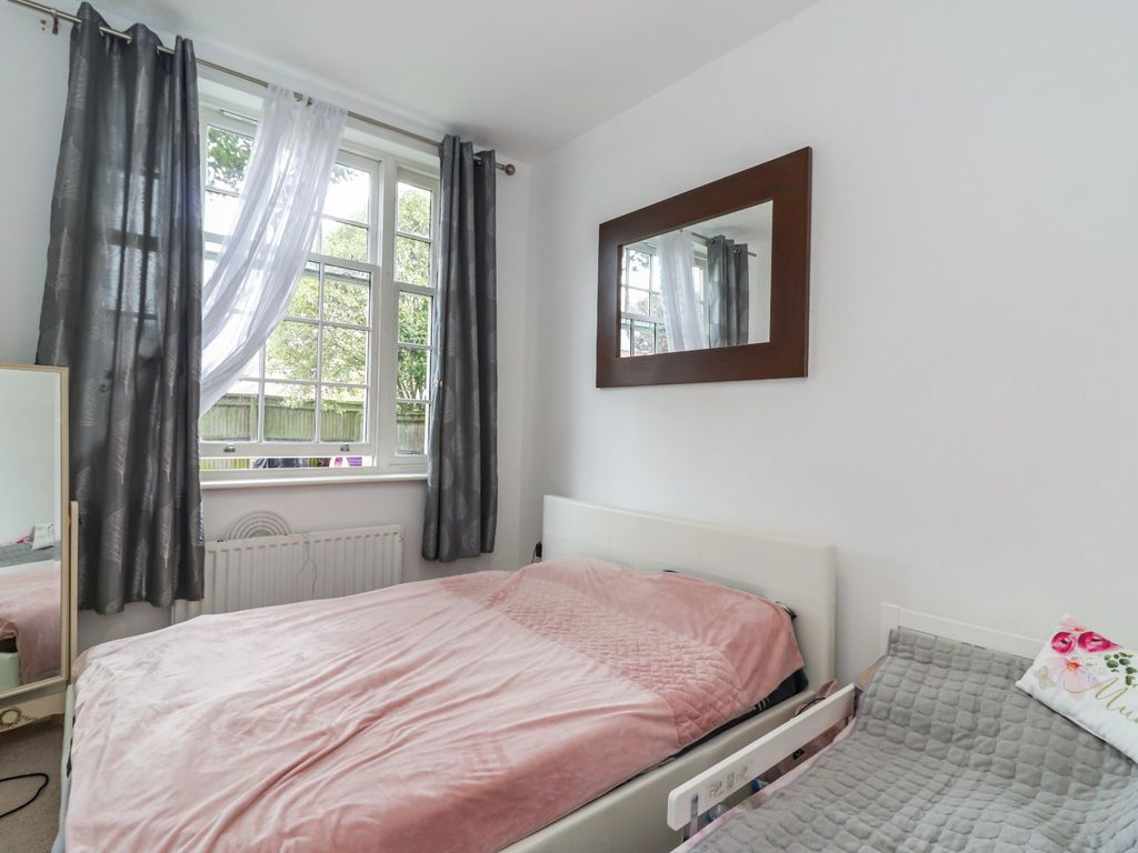 2 bed flat for sale in Bridge Road, Hunton Bridge, Kings Langley WD4, £325,000
