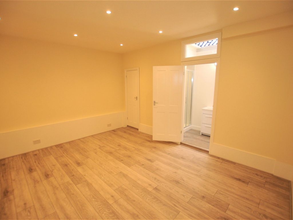 1 bed flat for sale in Chiswick High Road, London W4, £295,000
