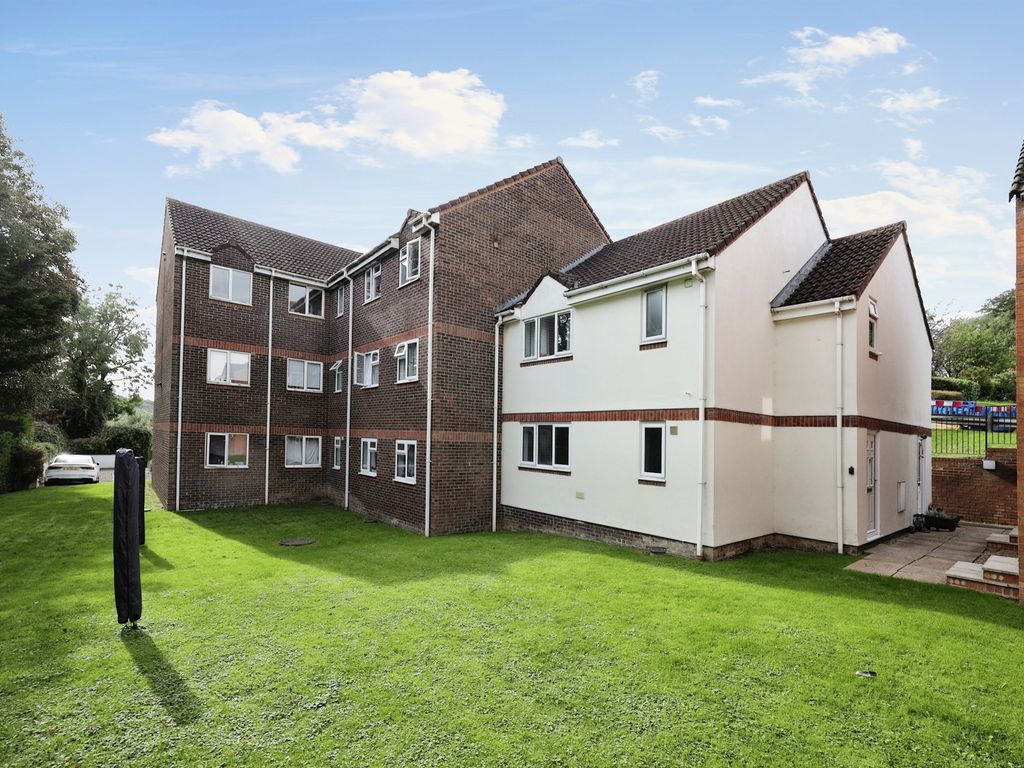 1 bed flat for sale in Castleview Gardens, High Wycombe HP12, £185,000