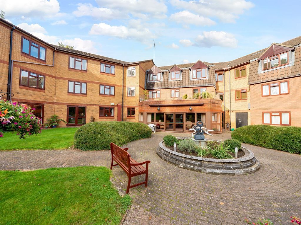 2 bed flat for sale in Crescent Dale, Shoppenhangers Road, Maidenhead SL6, £190,000