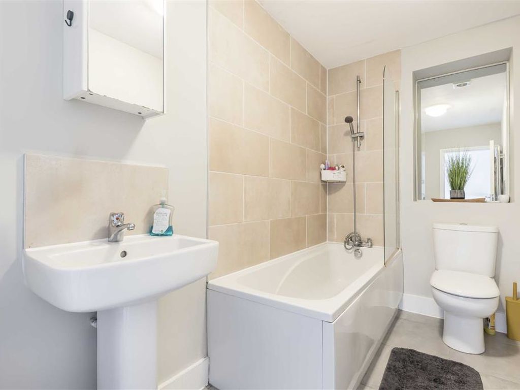 1 bed flat for sale in New Cross Road, London SE14, £275,000