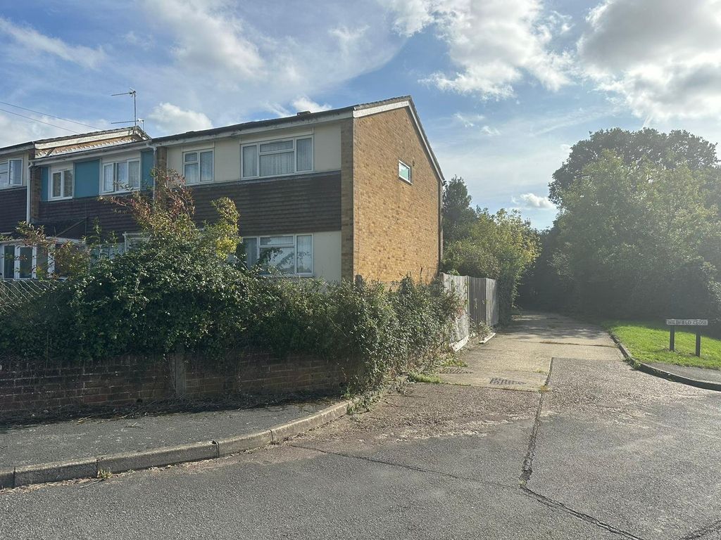 4 bed end terrace house for sale in The Oval, Wood Street Village, Guildford, Surrey GU3, £300,000
