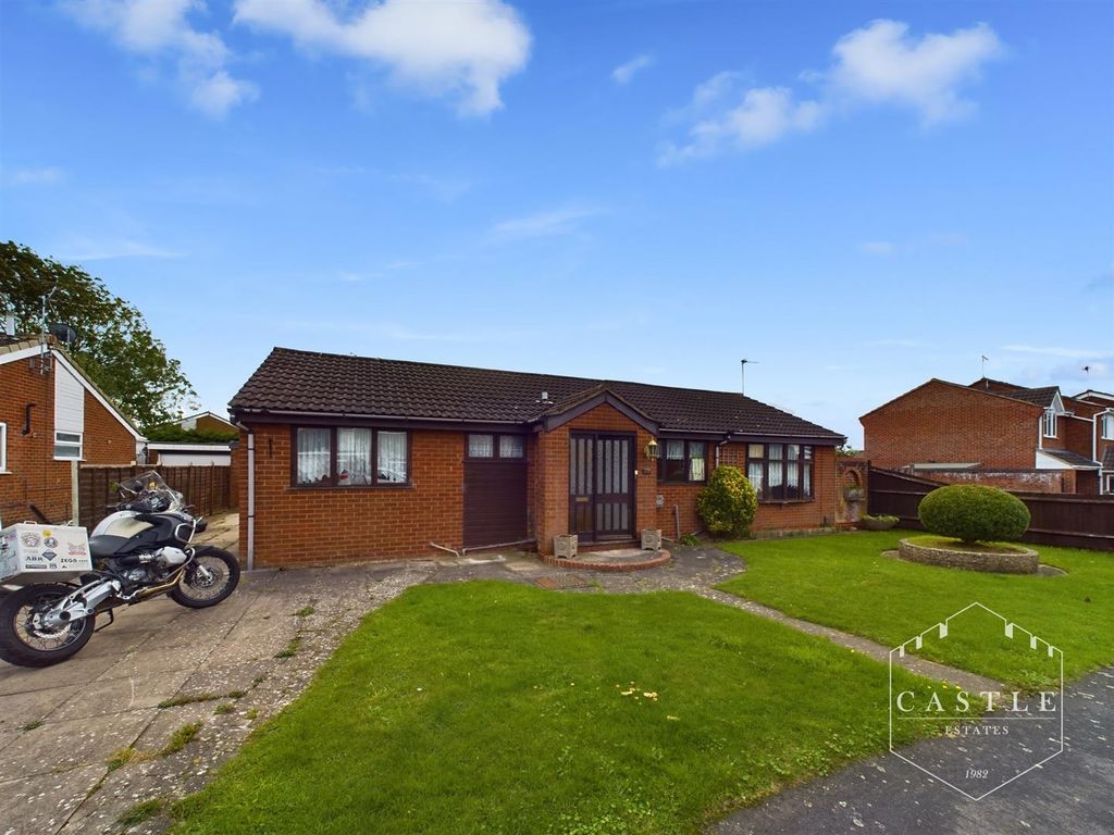 2 bed detached bungalow for sale in Galloway Close, Barwell, Leicester LE9, £250,000