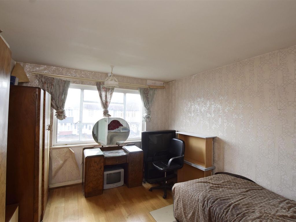 2 bed maisonette for sale in Mount Pleasant, Wembley HA0, £265,000