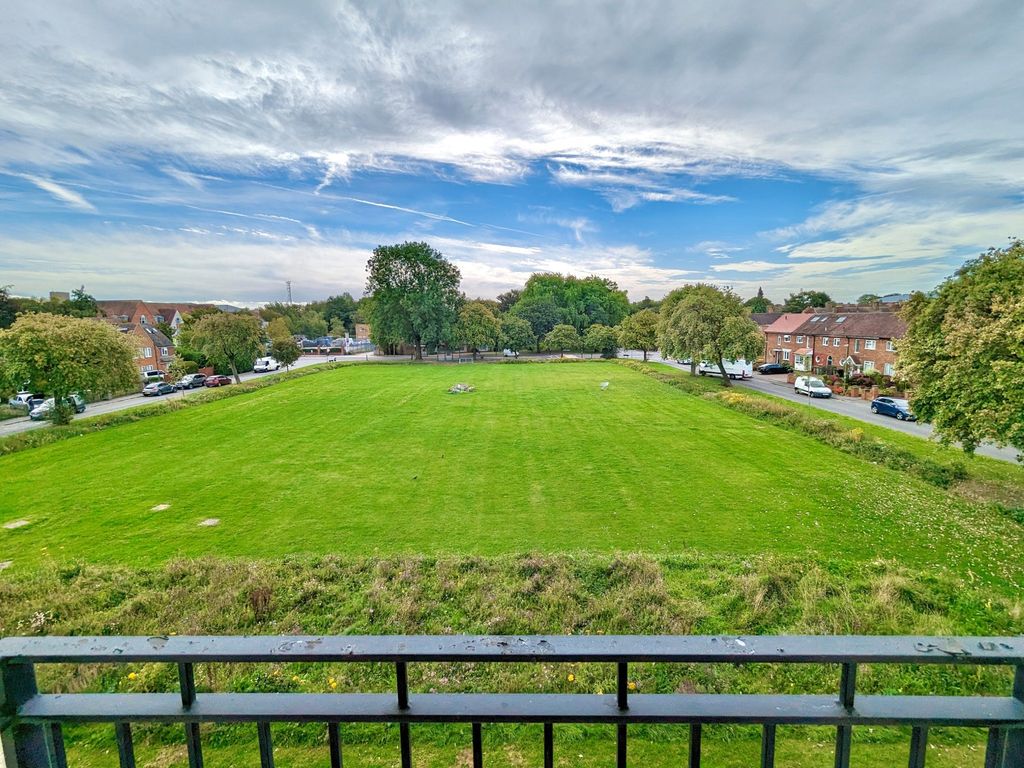 1 bed flat for sale in Phoenix House, Swallows Meadow, Shirley B90, £130,000