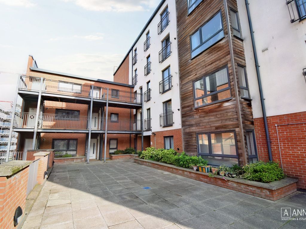 2 bed flat for sale in 8/2 Salamander Court, Leith EH6, £200,000