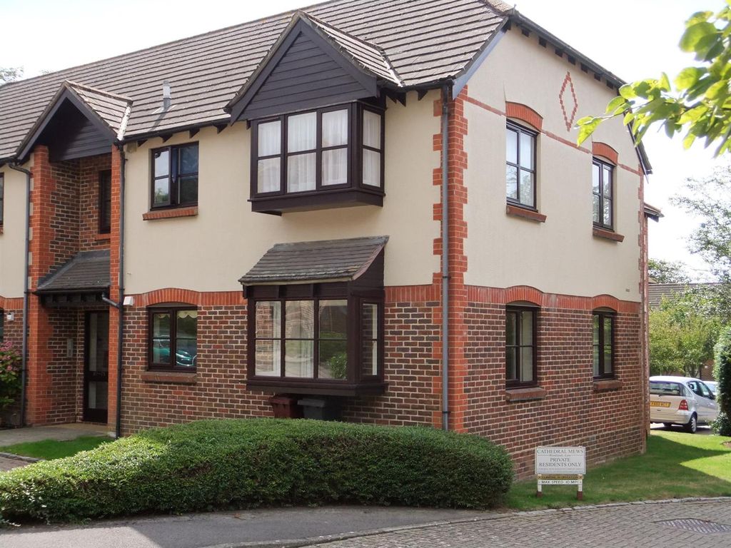 1 bed flat for sale in Woodlands Lane, Chichester PO19, £195,000