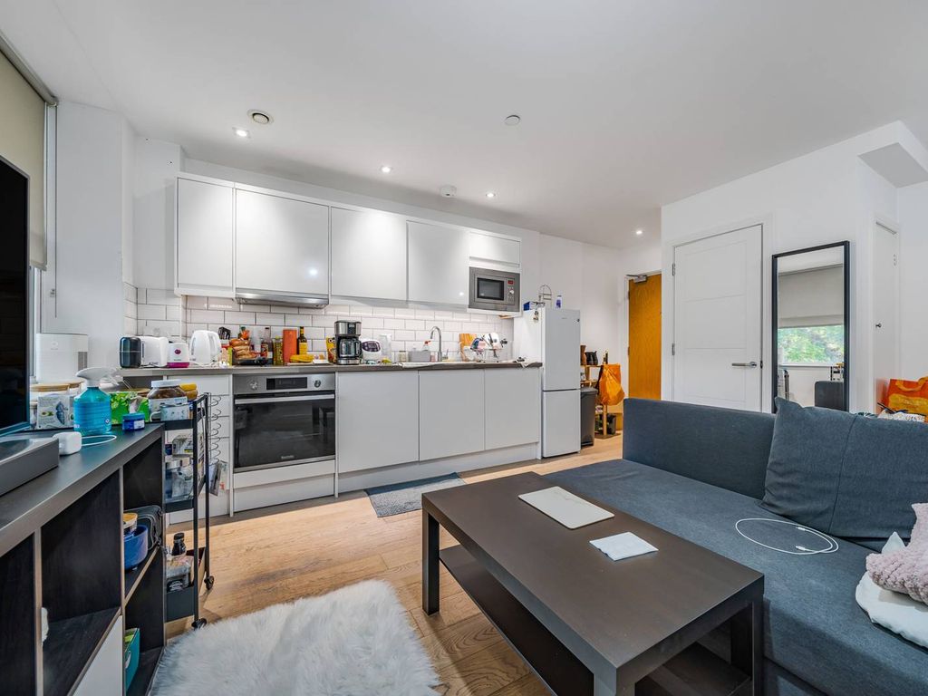 1 bed flat for sale in Brook House, Mitcham CR4, £290,000