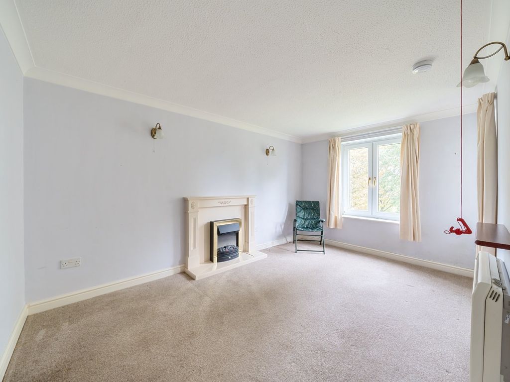 2 bed flat for sale in Barclay Court, Trafalgar Road, Cirencester, Gloucestershire GL7, £130,000