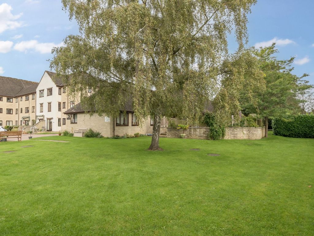 2 bed flat for sale in Barclay Court, Trafalgar Road, Cirencester, Gloucestershire GL7, £130,000