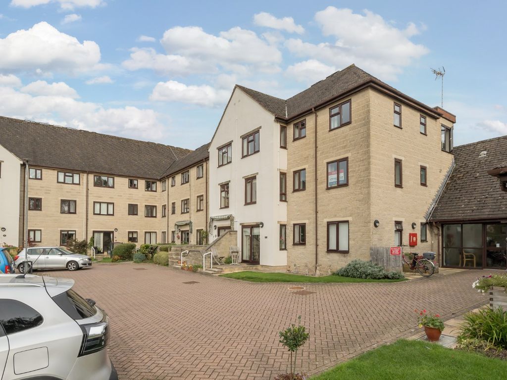 2 bed flat for sale in Barclay Court, Trafalgar Road, Cirencester, Gloucestershire GL7, £130,000