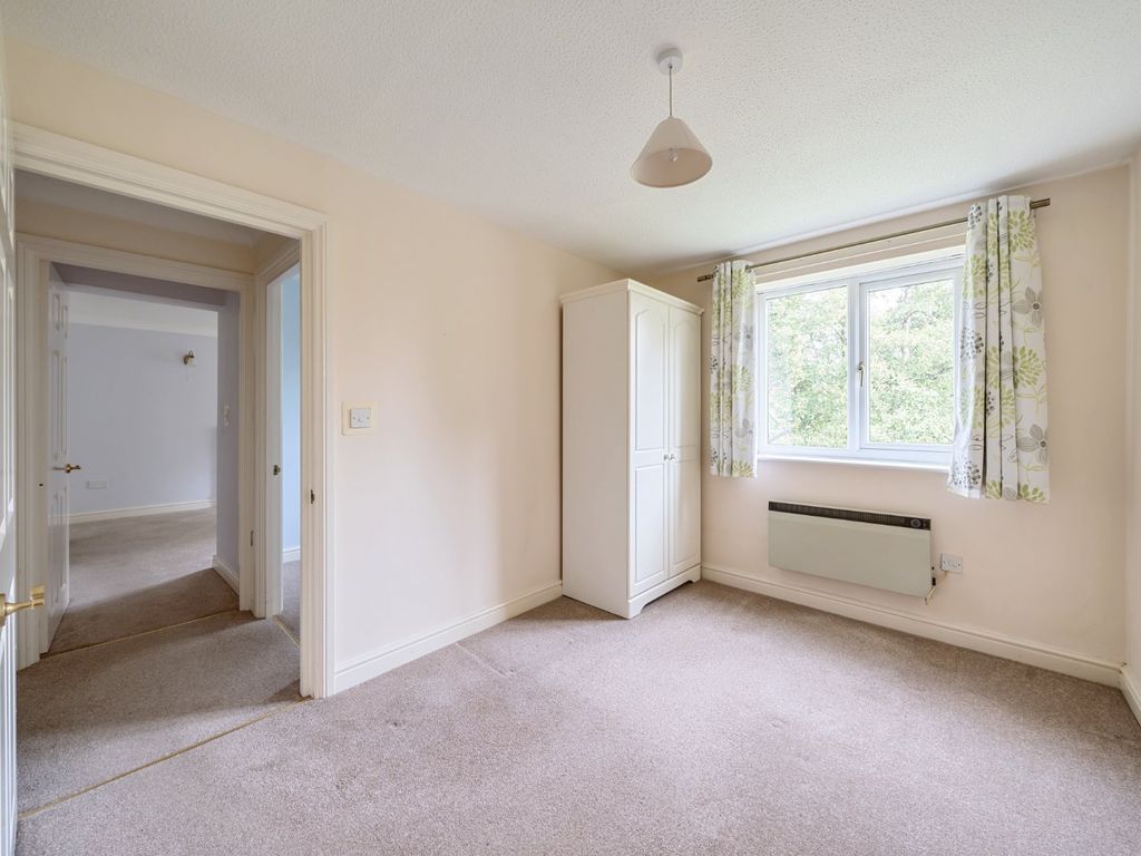2 bed flat for sale in Barclay Court, Trafalgar Road, Cirencester, Gloucestershire GL7, £130,000