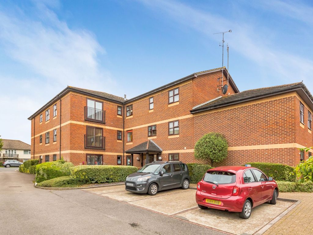 2 bed flat for sale in Victoria Road, Horley RH6, £130,000