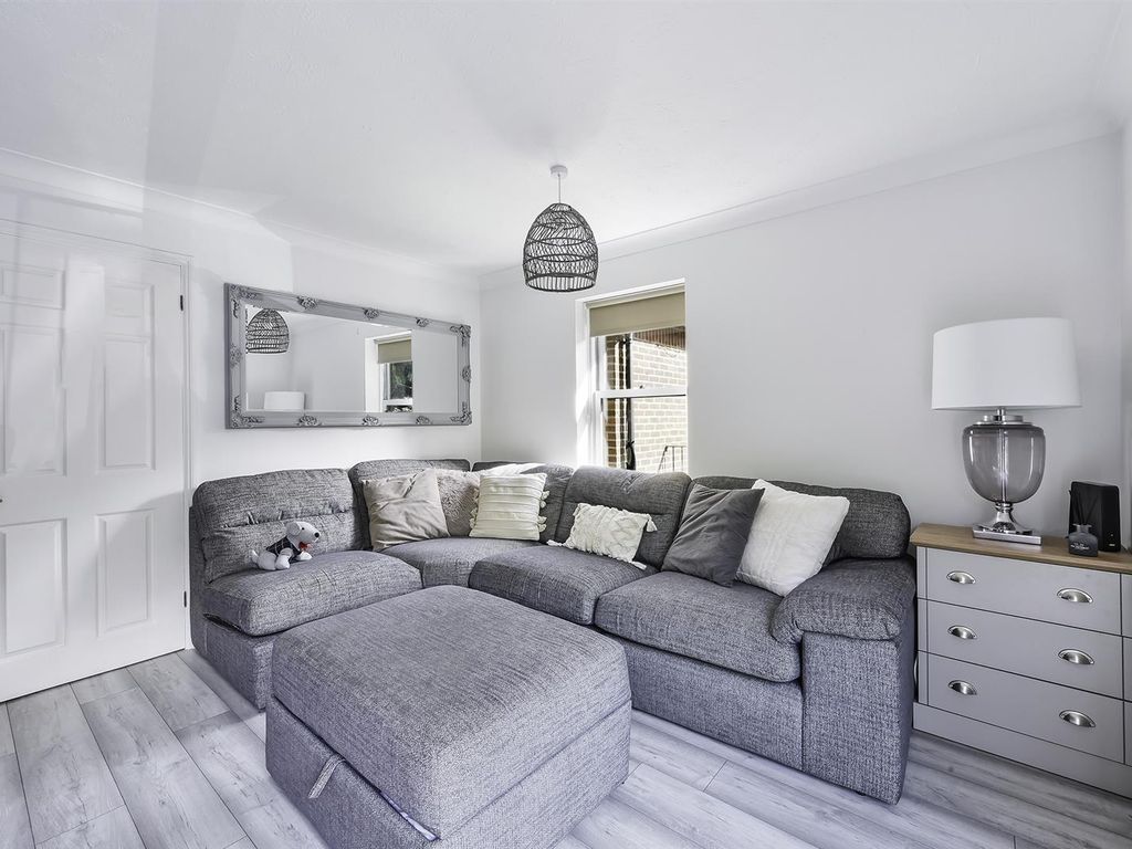 2 bed flat for sale in Tower Road, Tadworth KT20, £325,000