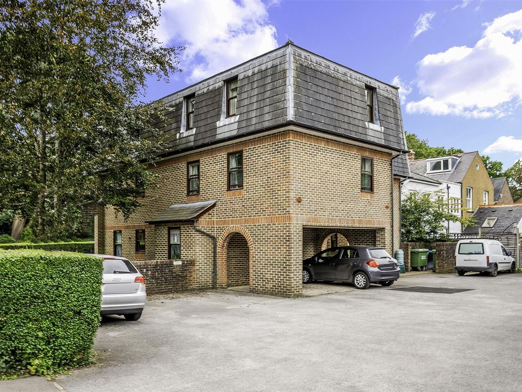 2 bed flat for sale in Tower Road, Tadworth KT20, £325,000
