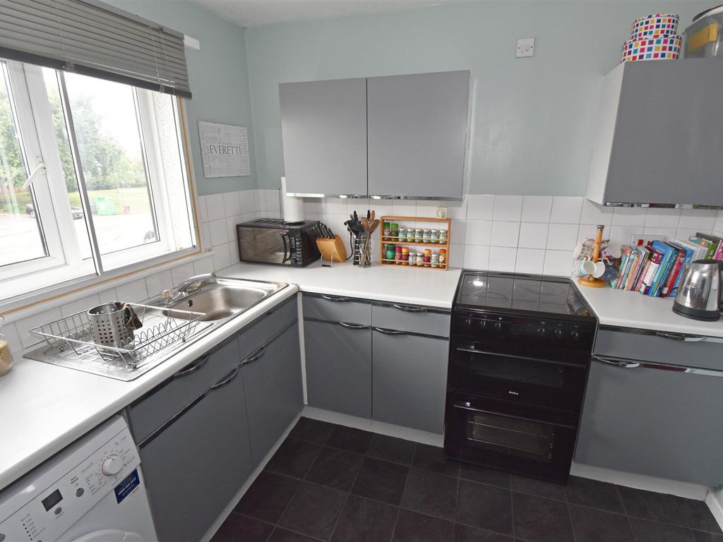 2 bed flat for sale in County Street, Totterdown, Bristol BS4, £199,995