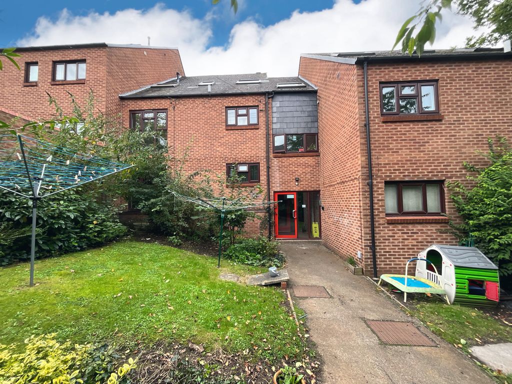 2 bed flat for sale in Hooton Road, Carlton, Nottingham NG4, £110,000