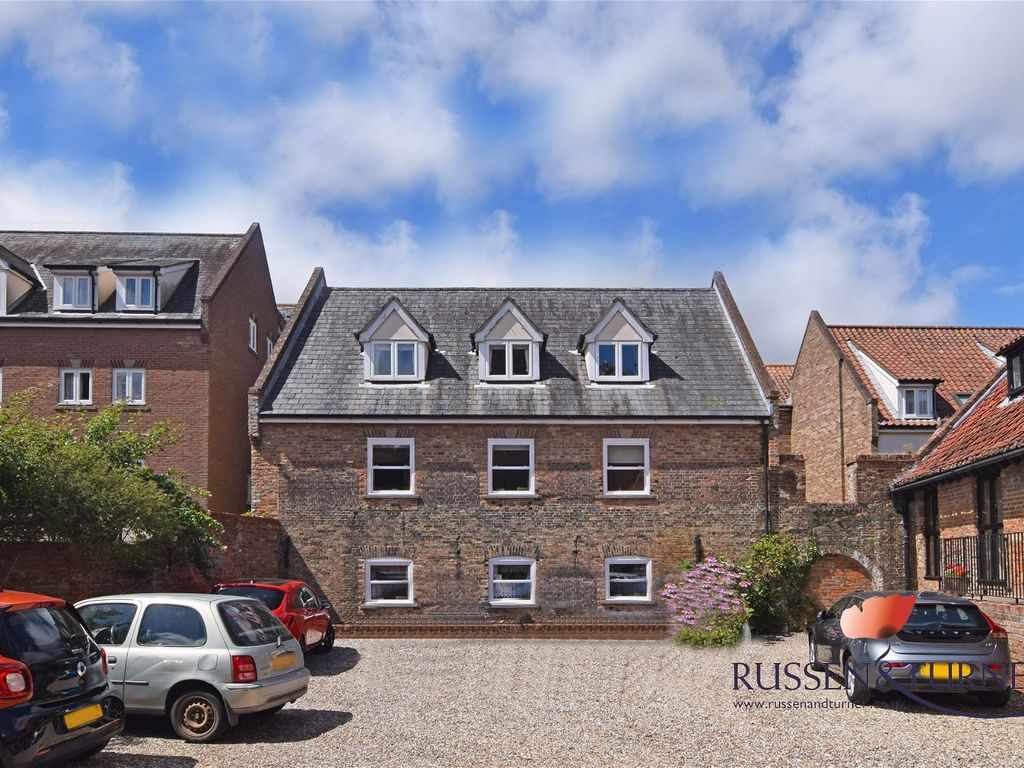 2 bed flat for sale in South Quay, King's Lynn PE30, £89,995