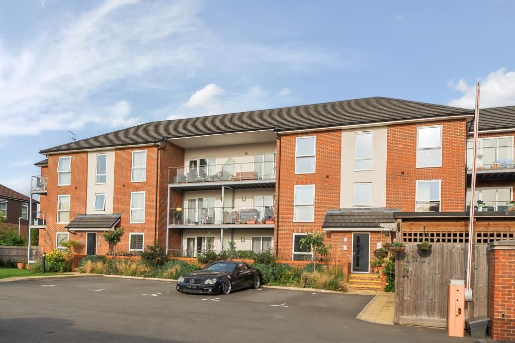 2 bed flat for sale in High Wycombe, Buckinghamshire HP11, £240,000