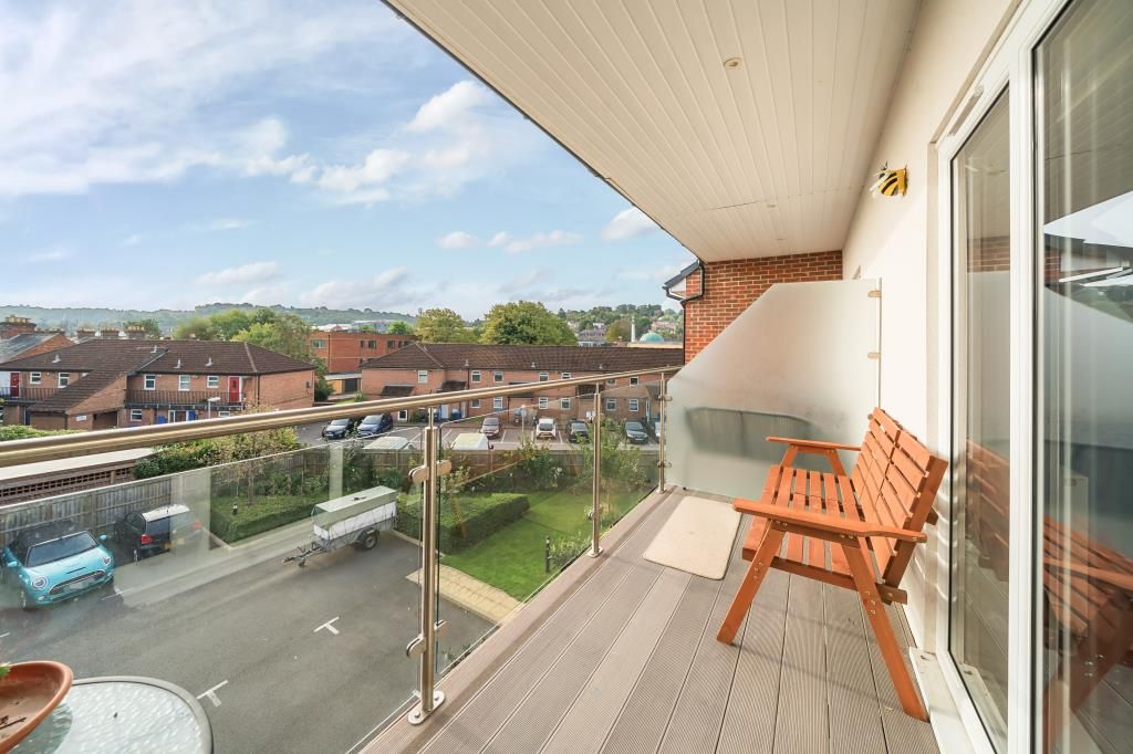 2 bed flat for sale in High Wycombe, Buckinghamshire HP11, £240,000