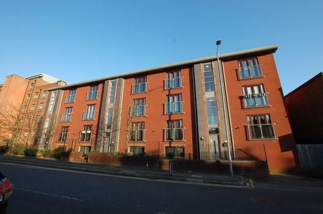 2 bed flat for sale in Mossley Road, Ashton-Under-Lyne OL6, £100,000