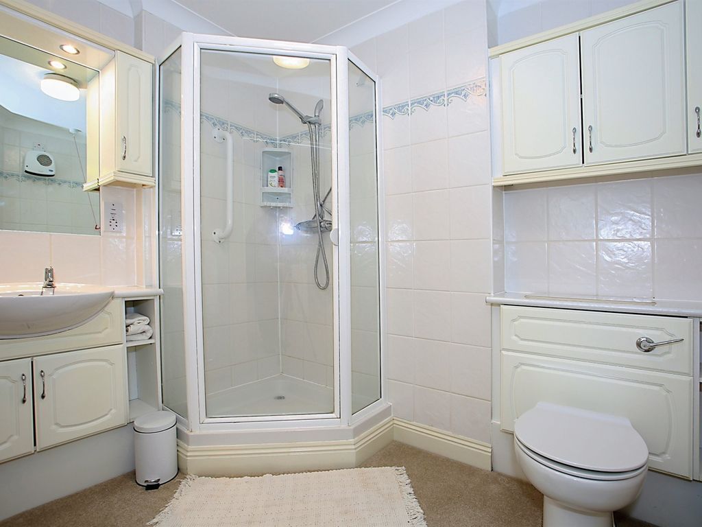 2 bed flat for sale in South Street, Yeovil BA20, £175,000