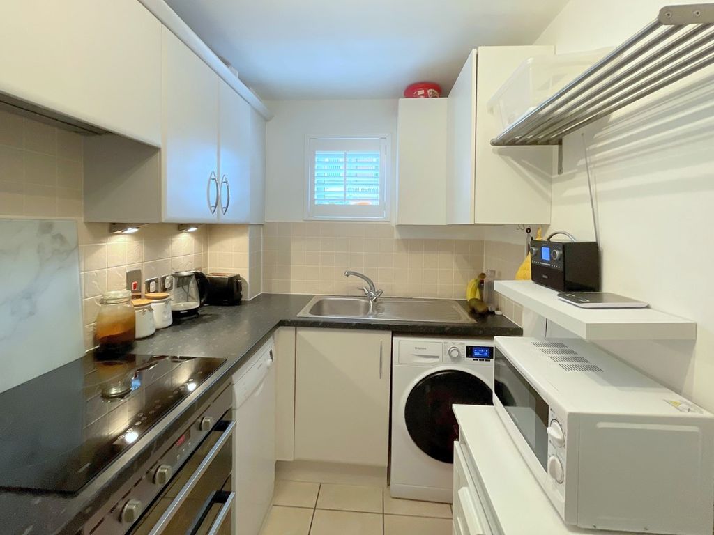 2 bed flat for sale in The Hawthorns, Flitwick MK45, £225,000