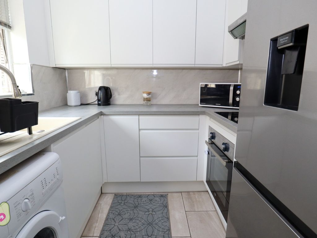 2 bed maisonette for sale in Vale Road, Camberley, Surrey GU15, £230,000