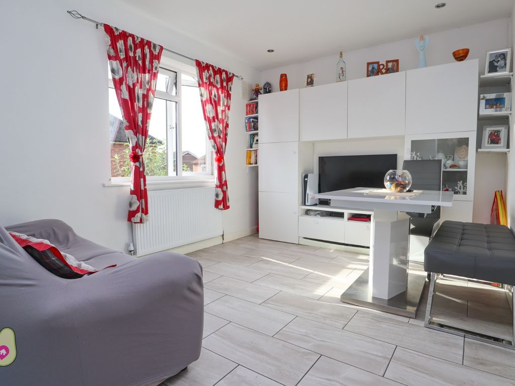 2 bed maisonette for sale in Vale Road, Camberley, Surrey GU15, £230,000