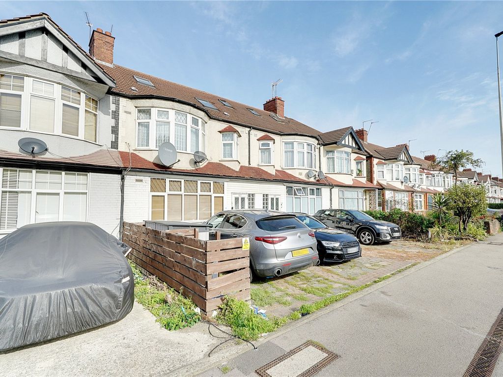 2 bed flat for sale in North Circular Road, London N13, £275,000