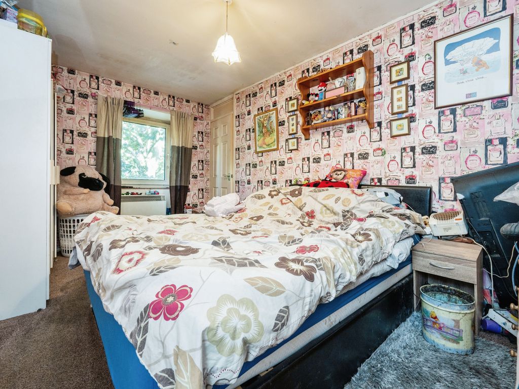2 bed property for sale in Copenhagen Close, Luton, Bedfordshire LU3, £100,000