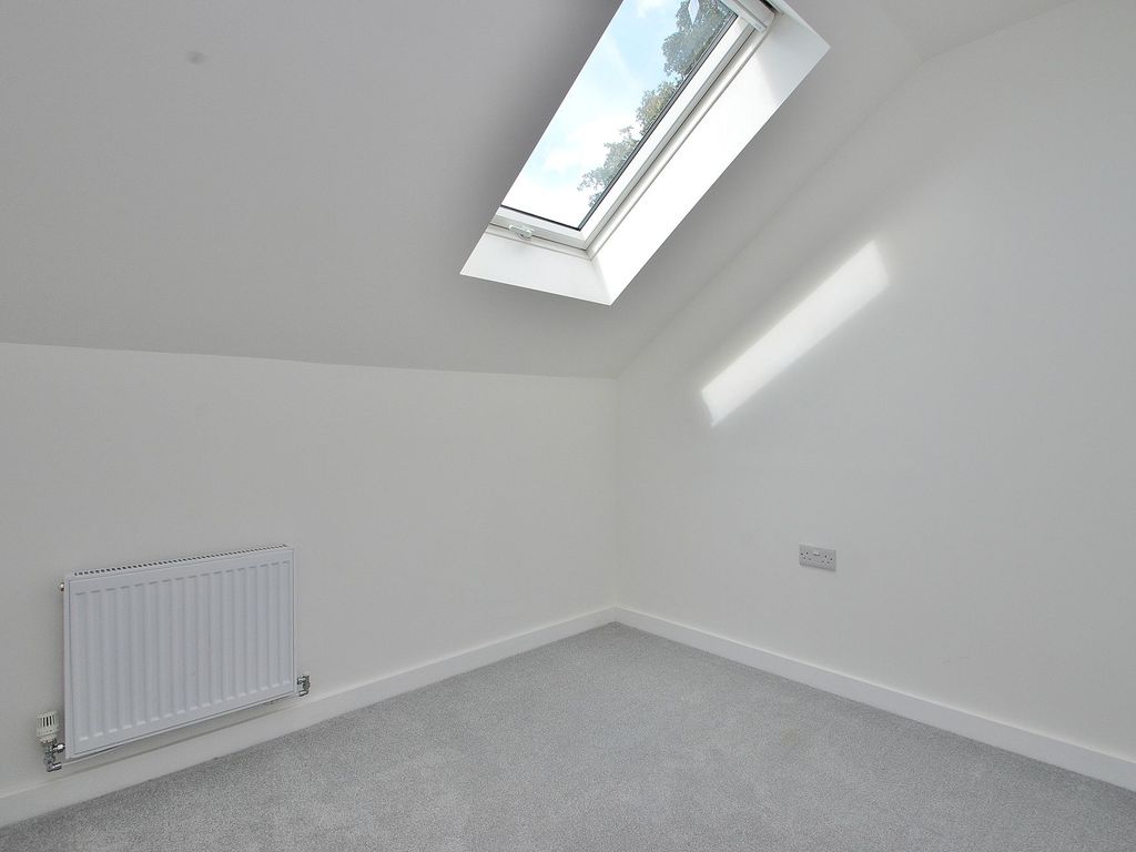 3 bed flat for sale in Buckingham Road, Bletchley MK3, £250,000