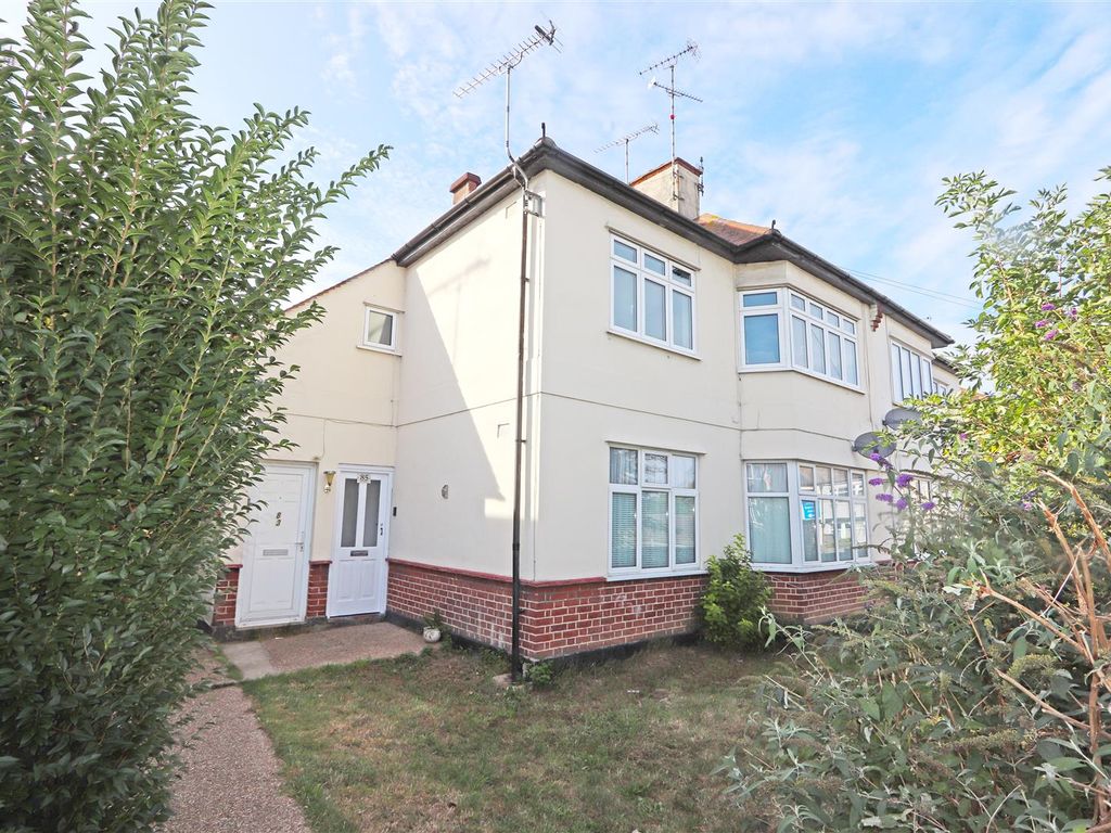2 bed flat for sale in The Grove, Southend-On-Sea SS2, £235,000