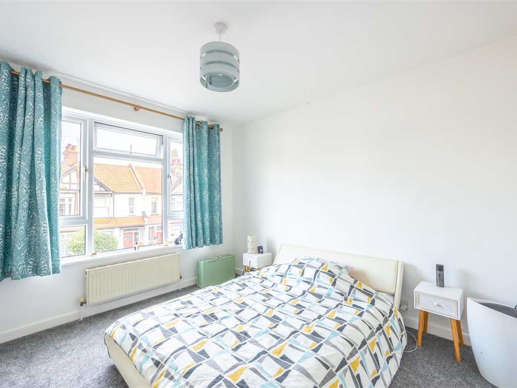 2 bed flat for sale in Westbourne Court, Westbourne Grove, Westcliff-On-Sea SS0, £190,000
