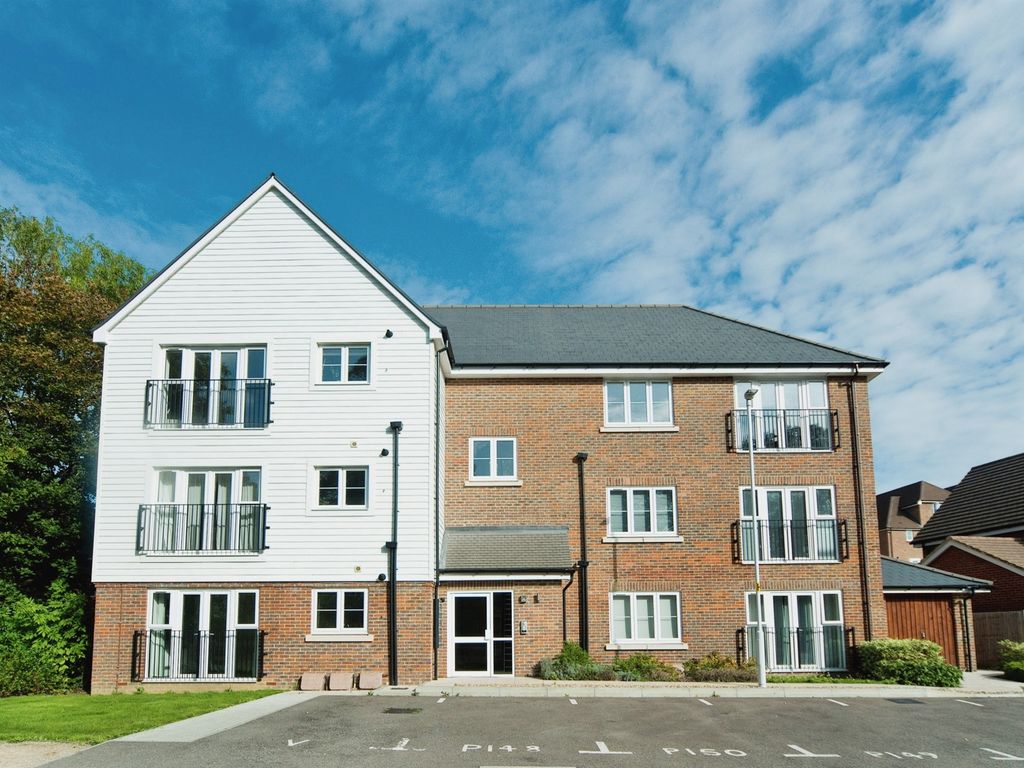 1 bed flat for sale in The Holt, Haywards Heath RH16, £235,000