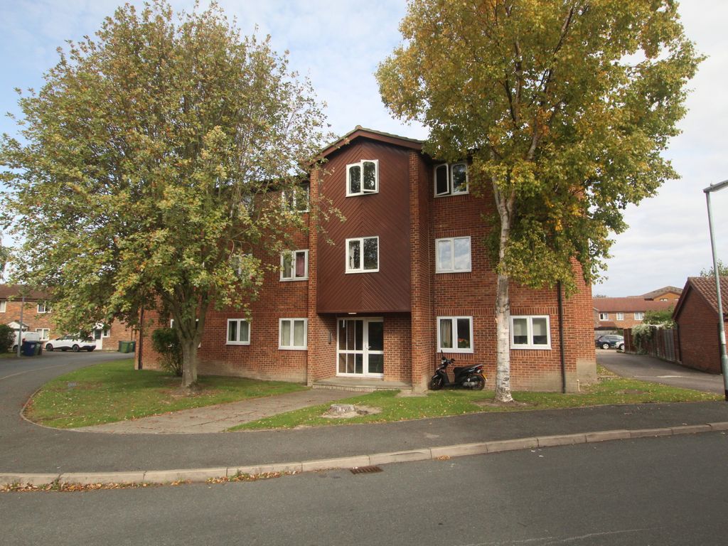 1 bed flat for sale in Speedwell Close, Cherry Hinton, Cambridge CB1, £200,000