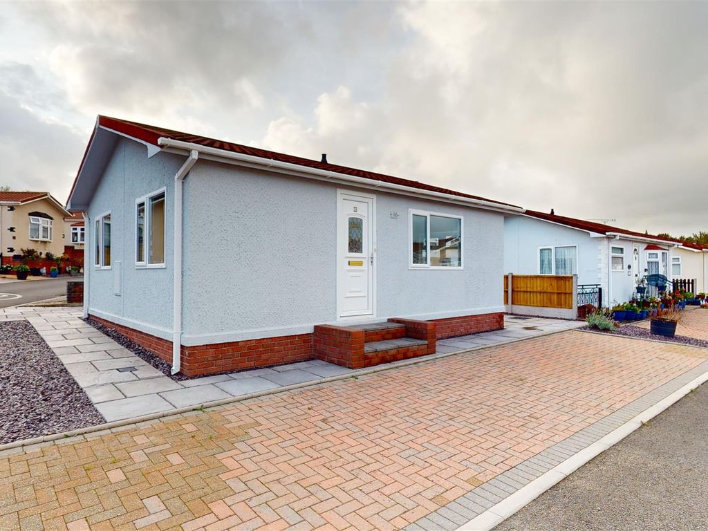 2 bed mobile/park home for sale in Queens Drive, Cambrian Residential Park, Cardiff CF5, £140,000