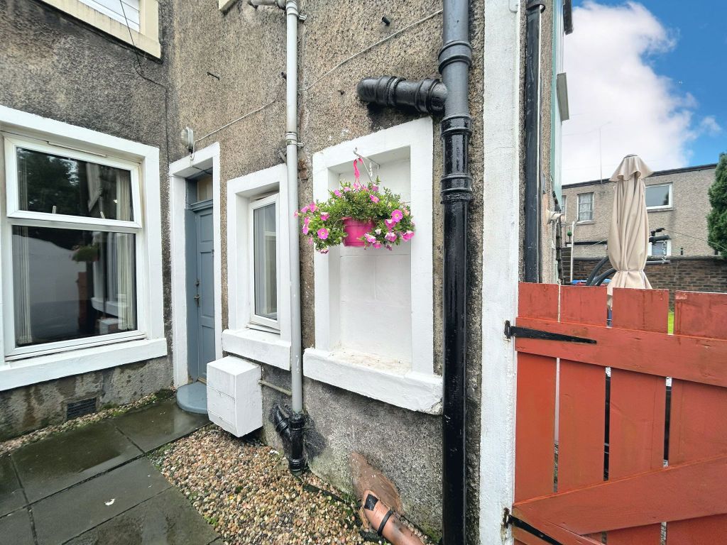 1 bed flat for sale in Smith Street, Bainsford FK2, £69,995