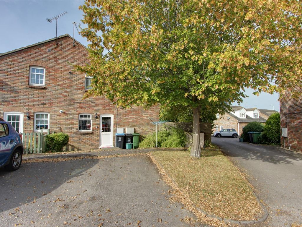 1 bed terraced house for sale in Hunters Close, Tring HP23, £225,000