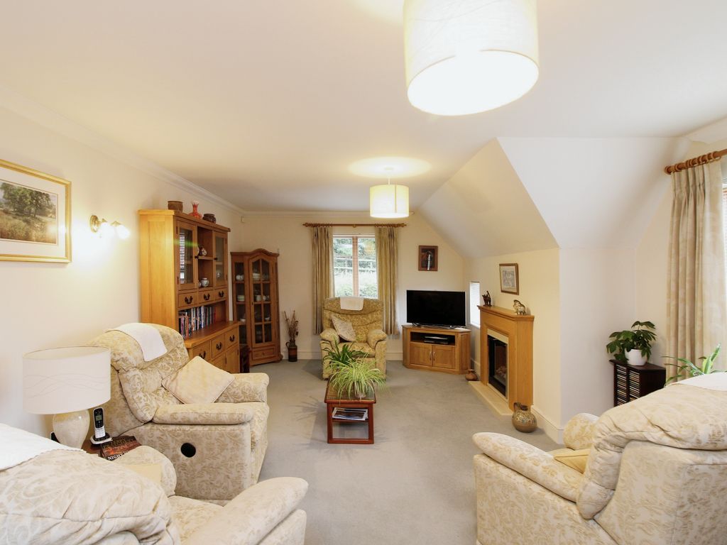 2 bed flat for sale in Salisbury Road, Sherfield English, Romsey, Hampshire SO51, £185,000