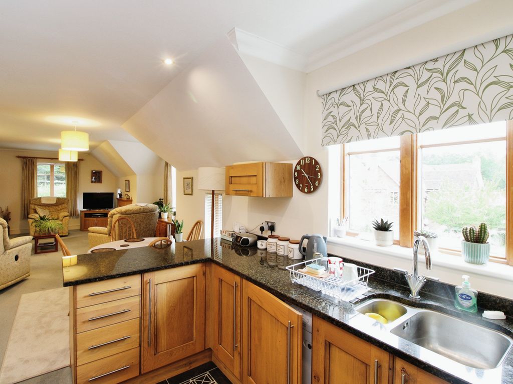 2 bed flat for sale in Salisbury Road, Sherfield English, Romsey, Hampshire SO51, £185,000