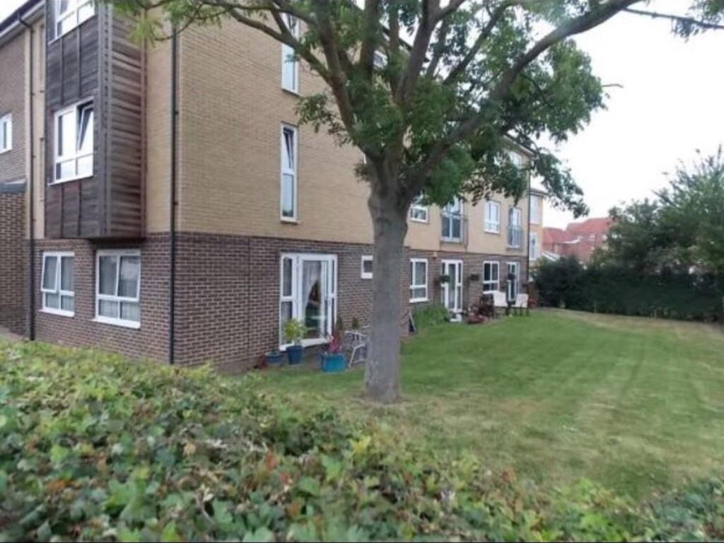 1 bed flat for sale in Wootten House, Cherrydown West, Basildon SS16, £135,000